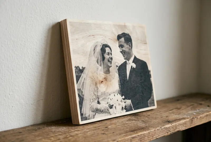 Une photo de mariage des années 1960 imprimée sur bouleau, le grain du bois visible
